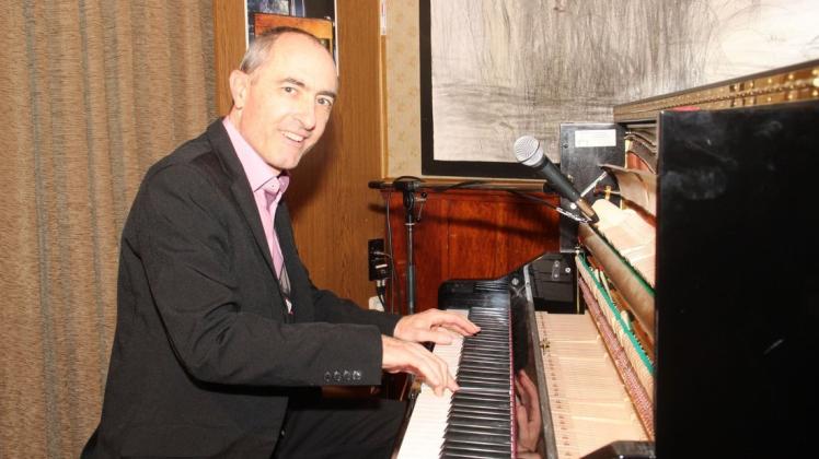 Virtuosität, exquisites Können, enorme Spielfreude und abwechslungsreiche Arrangements sind Kennzeichen des Pianisten und Sängers Michael Alf. 