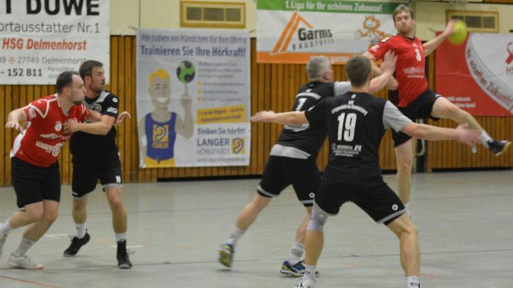 Die HSG Delmenhorst II mit Steffen Eilers (beim Wurf) musste sich im Landesliga-Derby gegen die HSG Grüppenbühren/Bookholz knapp geschlagen geben. Foto: Henrik Schaper