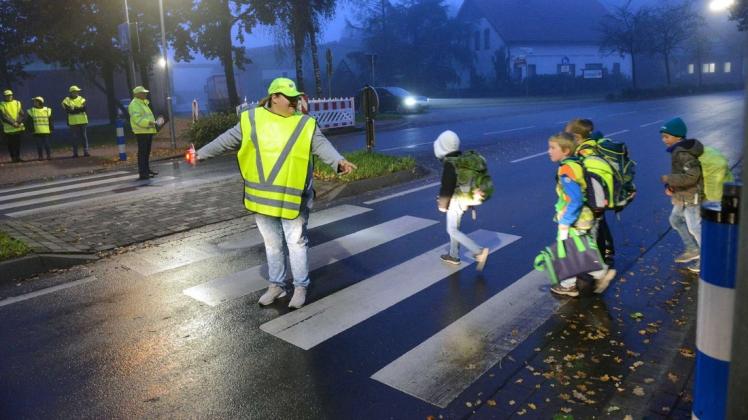 Vor allem für die Erstklässler ist der Verkehrshelferdienst in Voltlage eingerichtet worden. Foto: Christian Geers
