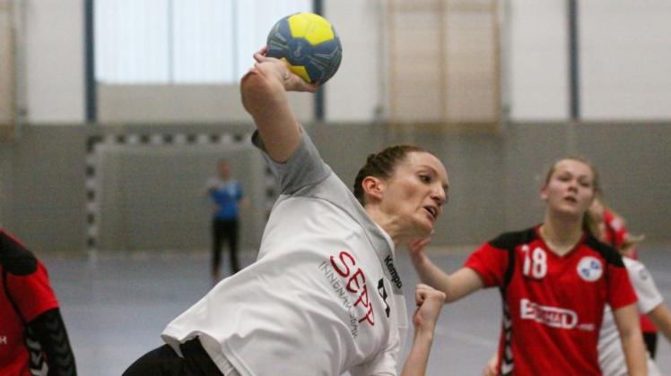 Mit ihrem neunten Treffer im Spiel gegen Stavenhagen rettete Kerstin Schümann den Rostocker Pädagogik-Handballerinnen den knappen Sieg.