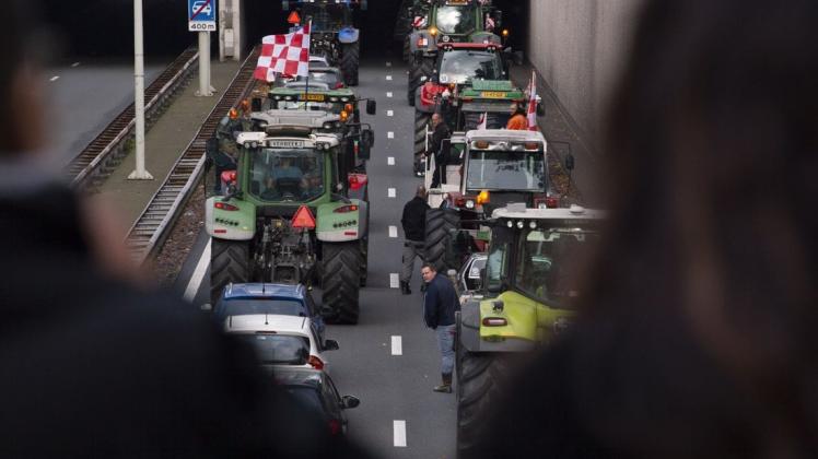 Anfang Oktober protestierten Tausende niederländische Bauern gegen Umweltauflagen in Den Haag. Mit ihren Traktoren blockierten sie zahlreiche Straßen. Foto: dpa/AP/Peter Dejong