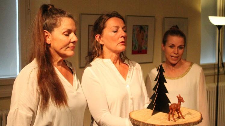 Britta Habuch, Birgit Schophol und Iris Krüninger sind die Double B Gedichtbox. Am Sonntag performten sie im Ruller Haus. Foto: Markus Strothmann