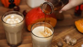 Selbstgemacht: Der Sirup für das Trendgetränk Pumpkin Spice Latte lässt sich in der eigenen Küche herstellen. Foto: Michael Gründel
