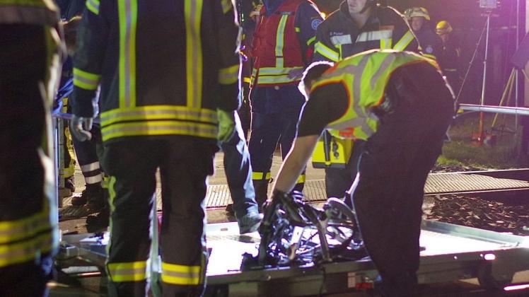 Am Bahnübergang am Sahrener Weg in Schierbrok ist am Montagabend ein 43-jähriger Radfahrer mit einer Nordwestbahn zusammengeprallt und tödlich verletzt worden. Foto: Günther Richter