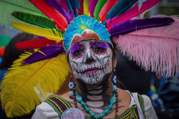 Eine verkleidete Frau begeht die Feierlichkeiten zum "Dia de los Muertos". Das Brauchtum zum Tag der Toten wurde 2003 von der UNESCO zum Meisterwerk des mündlichen und immateriellen Erbes der Menschheit ernannt. Foto: dpa/Gerardo Vieyra