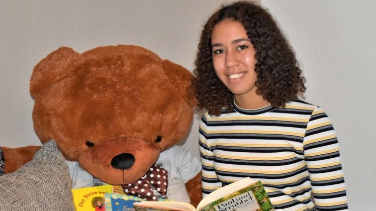 Die 18-jährige Lekisha Borrek beschäftigt sich gerne mit Kindern – und tut das bald auch in einem Ehrenamt. Foto: Martina Brünjes