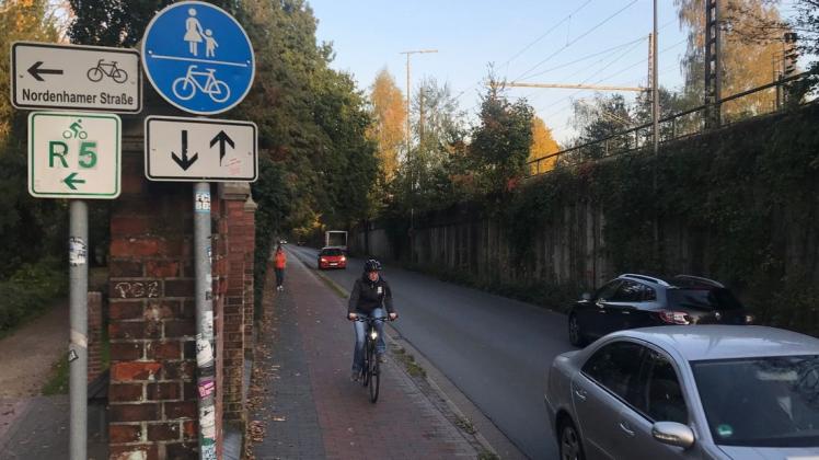Eng und viel befahren: Die Nordwollestraße soll zur verkehrsberuhigten Fahrradstrecke umgewidmet werden. Foto: Michael Korn