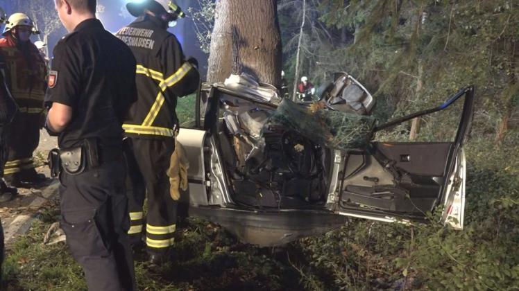 Ein 20-Jähriger Autofahrer aus Goldenstedt ist in der Nacht zu Donnerstag in Dötlingen gegen einen Baum geprallt und dabei lebensgefährlich verletzt worden. Foto: Nonstopnews