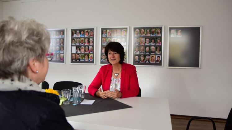 Koordinatorin Linda Bahr (links) und die CDU-Bundestagsabgeordnete Astrid Grotelüschen (rechts) im Gespräch über das Sterben und die Vorsorge. Foto: Niklas Golitschek