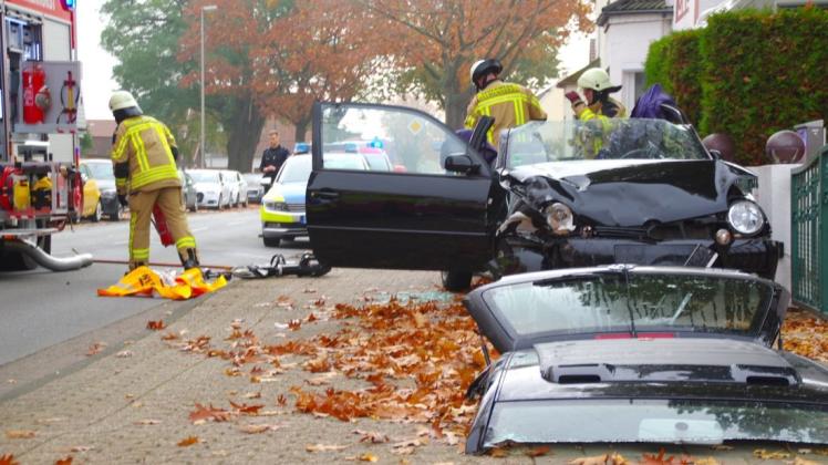 Um die 56-Jährige schonend aus dem Auto zu befreien, musste die Feuerwehr das Dach des VW Lupo abtrennen. Foto: Günther Richter