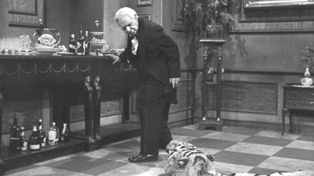 „The same procedure“ - Freddie Frinton als Diener James im beliebten TV-Sketch „Dinner for One oder der 90. Geburtstag“. (Aufnahme vom 08.03.1963). 