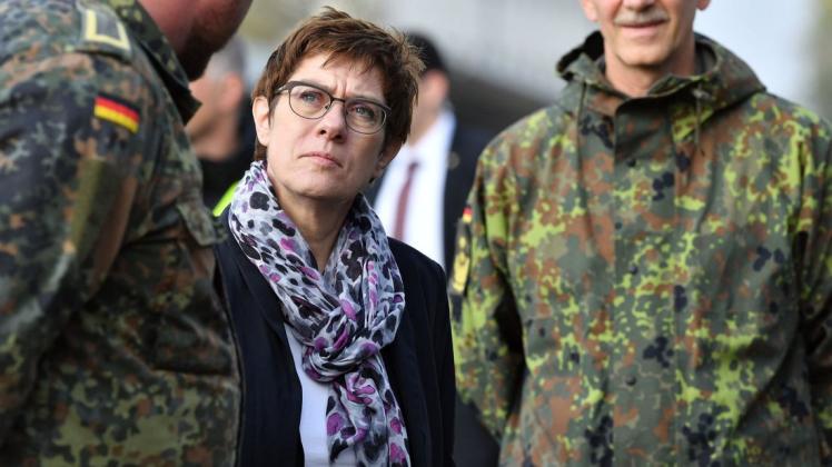Ist bemüht, einen guten Job als Verteidigungsministerin zu machen: Annegret Kramp-Karrenbauer (CDU) zu Besuch in der Erfurter Henne-Kaserne. Foto: Martin Schutt/dpa