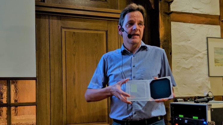 Professor Konrad Mertens erläutert den Zuhörern beim Klimatisch den Aufbau einer Solarzelle. Foto: Olaf Wienbrack