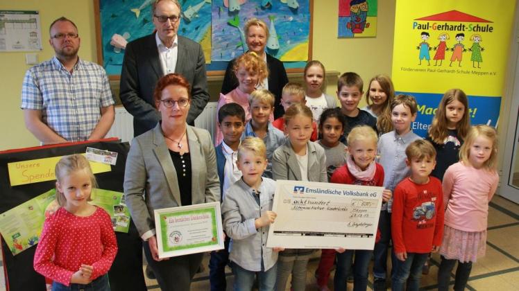 In zwei Spenden hat die Paul-Gerhard-Schule Meppen den Erlös des Sponsorenlaufes umgesetzt. 