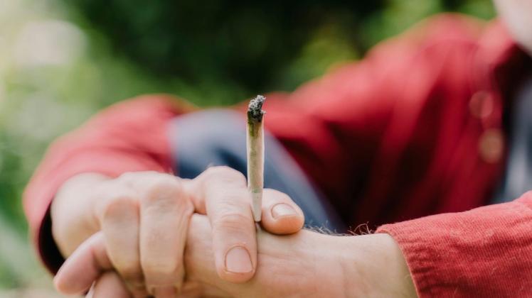 Das Gesetz sieht vor, dass Erwachsene bis zu 30 Gramm Cannabis zum Eigenbedarf besitzen dürfen.