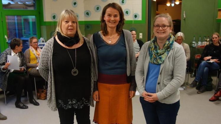 Fortbildung im Bewegungsraum des katholischen Kindergartens St. Marien: (von links) Leiterin Petra Ahrens, Dozentin Anette Schneider und Lisa Guenter von der VHS. Foto: Ole Rosenbohm Fortbildung im Bewegungsraum des katholischen Kindergartens St. Marien: (von links) Leiterin Petra Ahrens, Dozentin Anette Schneider und Lisa Guenter von der VHS. Foto: Ole Rosenbohm