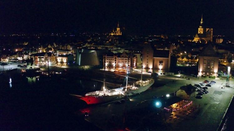 Faszination von Licht und Dunkel: Auch den Hafen von Stralsund hat Marcus Fischötter mit seinem Team für die Dokumentation "Norddeutschland bei Nacht" mit dem Helikopter überflogen. Foto: NDR