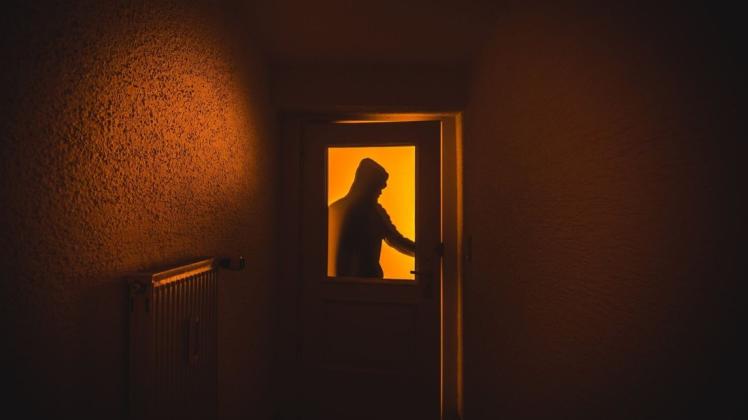 Illustration - Einbruch Nach einem Einbruch in eine Wohnung bittet die Polizei in Papenburg um Hinweise von Zeugen. Symbolfoto: Nicolas Armer/dpa