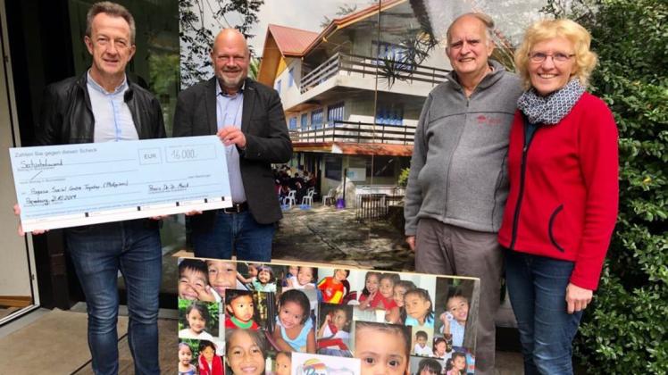 Einen Scheck über 16.000 Euro hat Dr. Dr. Thomas Mrosk (links) an Frank Schmelzer vom Hilfsprojekt „Pag-asa Social Center“ überreicht. Dr. Diether und Agnes Schenkel haben die Unterstützung für das philippinische Sozialzentrum vor mehr als zehn Jahren in Papenburg initiiert. 