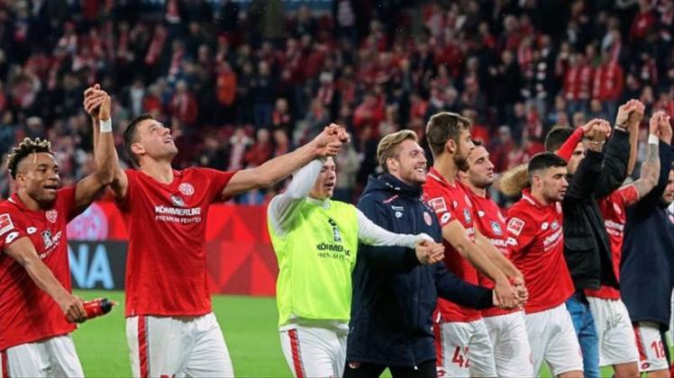 Die Mainzer Spieler lassen sich nach dem 3:1-Sieg gegen den 1. FC Köln von ihren Fans feiern. 