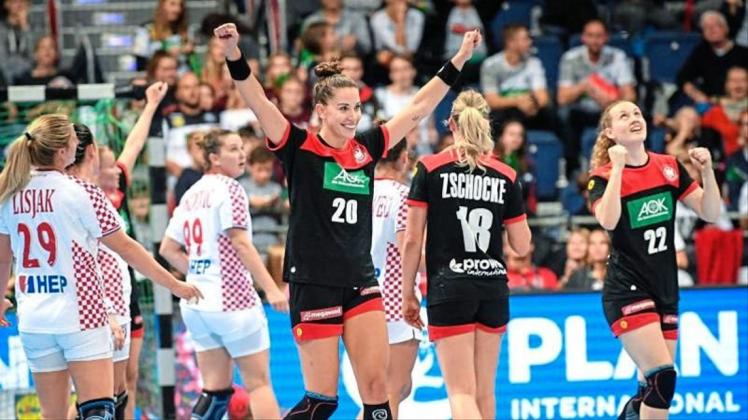 Deutschlands Emily Bölk (M-r), Mia Zschocke und Maren Weigel jubeln nach der ersten Halbzeit. Deutschlands Emily Bölk (M-r), Mia Zschocke und Maren Weigel jubeln nach der ersten Halbzeit.