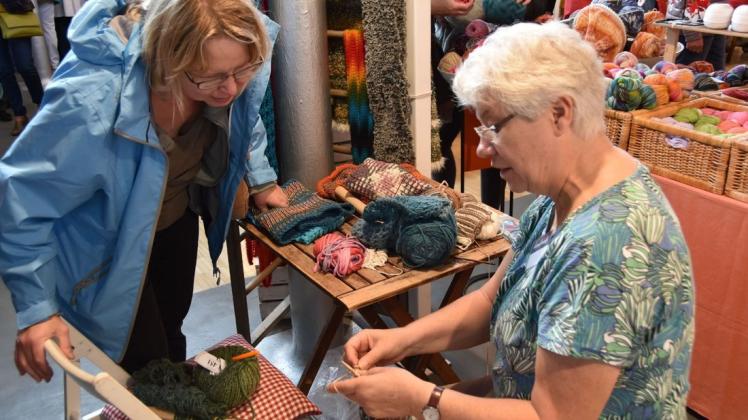 In Workshops bekamen Interessierte auf der Handmade-Messe in Delmenhorst gezeigt, wie sie die Materialien am besten verwenden können. Foto: Christopher Bredow