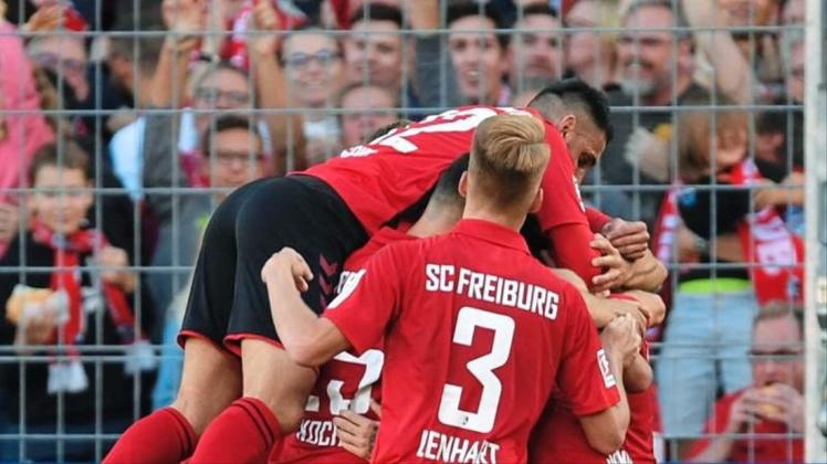 Freiburgs Spieler bejubeln das 1:0 kurz vor dem Halbzeitpfiff. 