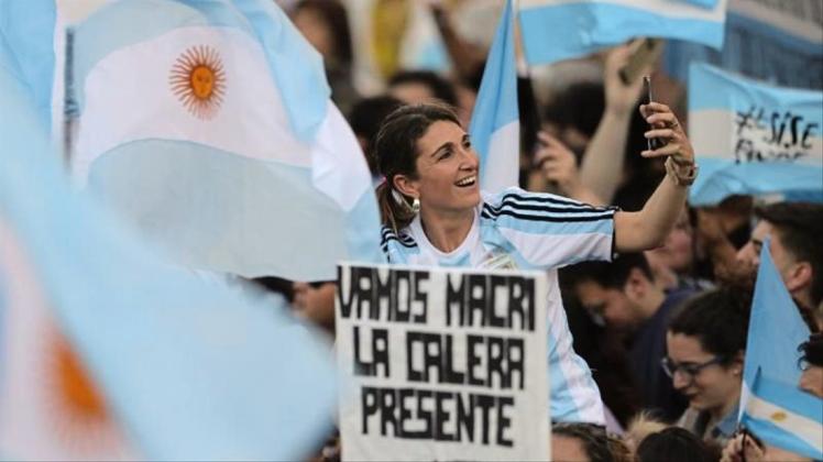 Unterstützer von Präsident Macri am Donnerstag bei einer Wahlkampfveranstaltung im argentinischen Cordoba. Unterstützer von Präsident Macri am Donnerstag bei einer Wahlkampfveranstaltung im argentinischen Cordoba.
