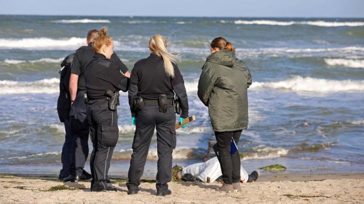 Grausiger Fund eines Spaziergängers am Warnemünder Strand: Eine Wasserleiche wurde angespült.