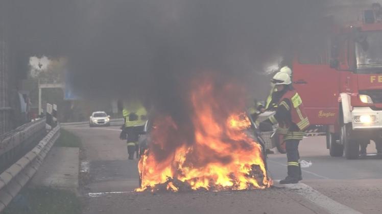 An dem Auto, das auf der A1 bei Stuhr Feuer fing, entstand Totalschaden. 