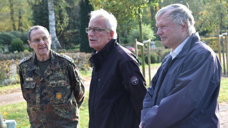 Wolfgang Jondral von der Reservistenkameradschaft, Oberbürgermeister Axel Jahnz und Bürgermeister Enno Konukiewitz betonten die Wichtigkeit der ehrenamtlichen Arbeiten. 