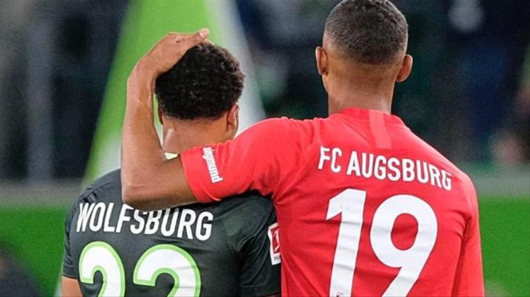 Der Wolfsburger Lukas Nmecha und der Augsburger Felix Uduokhai nach dem Spiel. 