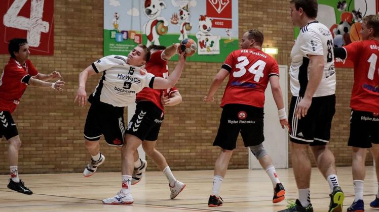 HSG Osnabrück - TuS Bramsche Mit sechs Toren, darunter das zum 30:30-Endstand, trug sich Bramsches Lars Meyer (mit Ball) in die Statistik ein. Foto: David Ebener