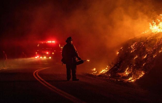 Am Sonntag war nur etwa ein Fünftel des Feuers unter Kontrolle. Foto: AFP/ Josh Edelson
