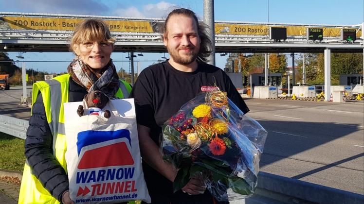 Als 63-millionstem Durchfahrer durch den Warnowtunnel gratulierte Yvonne Osterkamp, Geschäftsführerin der Warnowquerung GmbH & Co. KG, Marcus Focke.