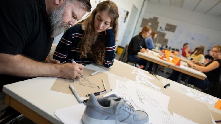 Diplomdesigner Marian Dziubiel gibt Einblicke in die Arbeitsprozesse eines Produktdesigners an der Hochschule Osnabrück. Foto: David Ebener