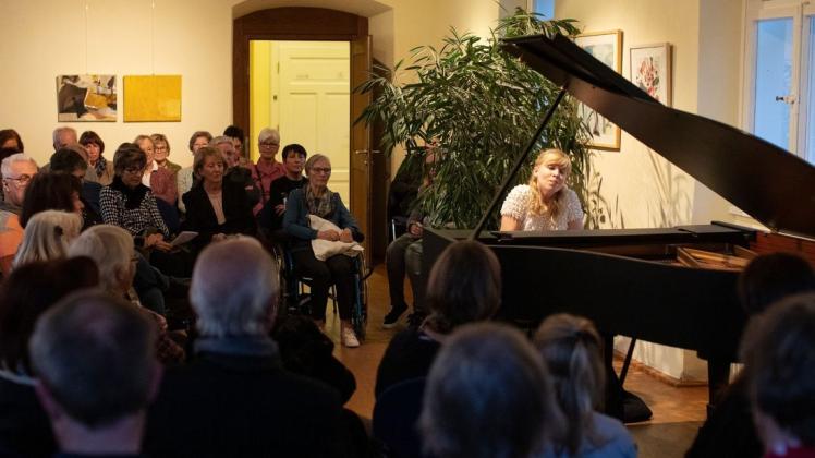 Romantisches Geburtstagsprogramm: Natalia Ehwald beeindruckt am Klavier im Ruller Haus. Foto: David Ebener