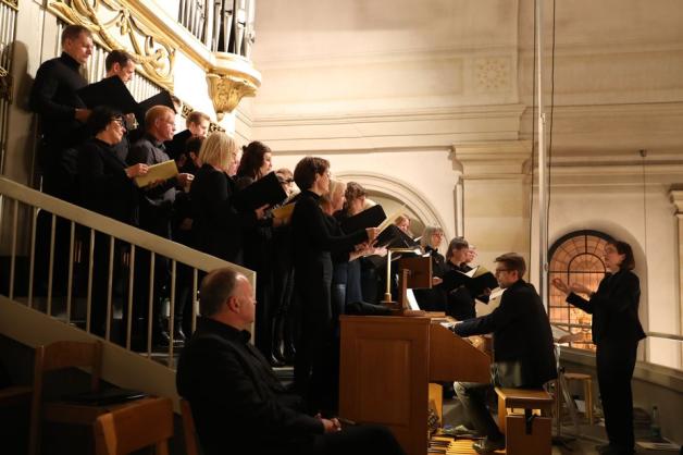 Ins Paradies mögen dich leiten Engel - Frauke Schwind leitet den Kammerchor Emsland beim Requiem von Maurice Duruflé. Foto: Peter Löning