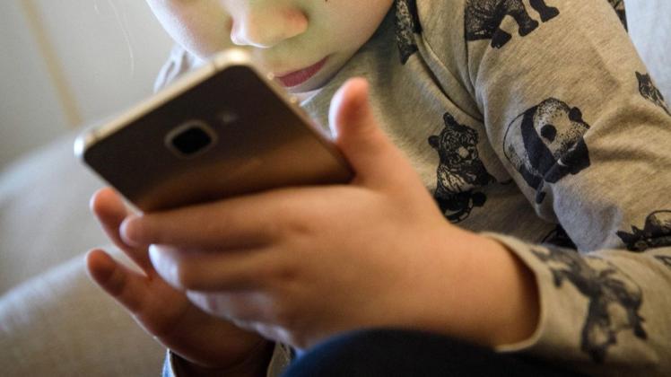 Zu früh zu viel am Handy: Ärzte warnen vor intensiver Smartphone-Nutzung von Kindern.  Foto: Hans-Jürgen/ dpa