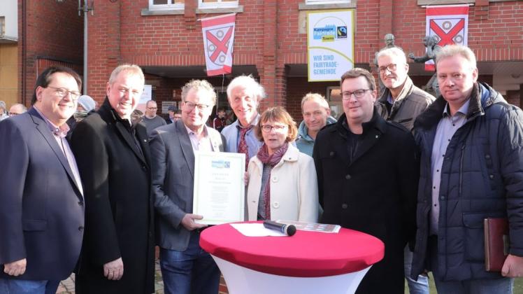 „Da ist das Ding!“: Markus Heitmann, Werner Lager, Detert Brummer-Bange, Manfred Holz, Mechthild Wortmann, Ralf Gramann, Klaus Menke, Olaf van der Zwaan und Michael Wübben (von links) freuen sich über die offizielle Urkunde, die Ankum zur „Fairtrade-Town“ ernennt. Foto: Thomas Oeverhaus „Da ist das Ding!“: Markus Heitmann, Werner Lager, Detert Brummer-Bange, Manfred Holz, Mechthild Wortmann, Ralf Gramann, Klaus Menke, Olaf van der Zwaan und Michael Wübben (von links) freuen sich über die offizielle Urkunde, die Ankum zur „Fairtrade-Town“ ernennt. Foto: Thomas Oeverhaus