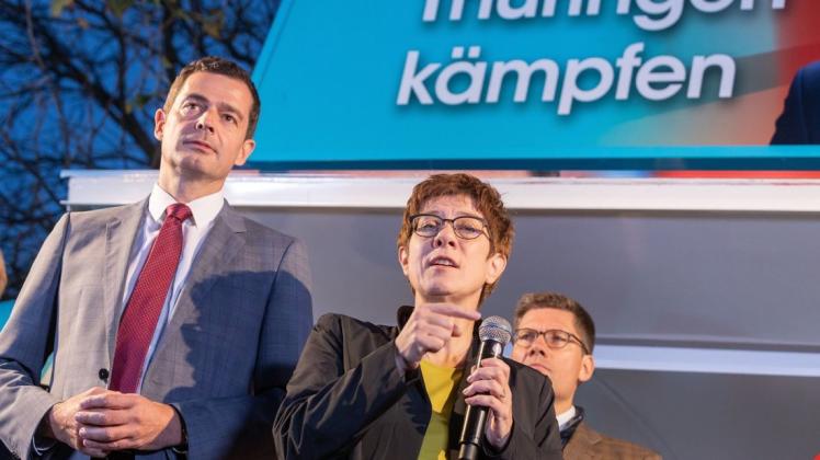 CDU-Chefin Annegret Kramp-Karrenbauer, .hier im Bild mit dem Thüringer Unions-Kandidaten Mike Mohring, muss sich nach Stimmverlusten gegen Angriffe aus eigenen Reihen verteidigen. Foto: Michael Reichel/dpa +++ dpa-Bildfunk +++ CDU-Chefin Annegret Kramp-Karrenbauer, .hier im Bild mit dem Thüringer Unions-Kandidaten Mike Mohring, muss sich nach Stimmverlusten gegen Angriffe aus eigenen Reihen verteidigen. Foto: Michael Reichel/dpa +++ dpa-Bildfunk +++