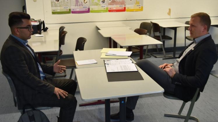 Ein Schüler (links) der BBS I in Delmenhorst in einem Klassenraum im Bewerbungsgespräch mit der LzO. Foto: Sebastian Hanke