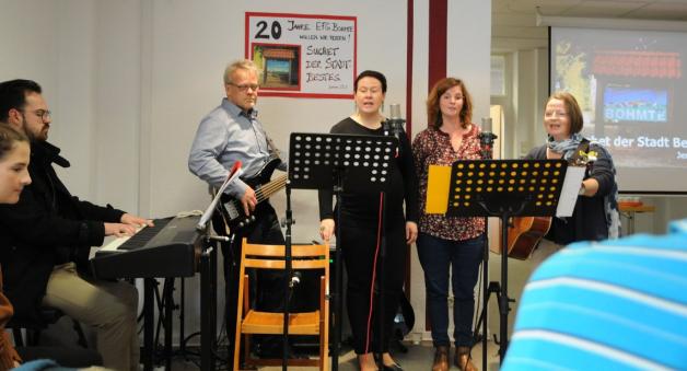 Das Lobpreisteam begleiteten den Gesang mit Instrumenten. Foto: Karin Kemper