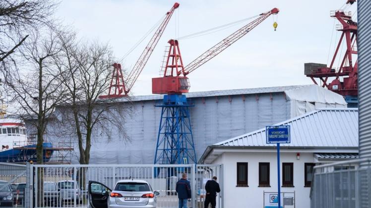 Die Bremer Lürssen-Werft hat die insolvente Elsflether Werft gekauft, die das Marineschulschiff «Gorch Fock» saniert. Foto: Mohssen Assanimoghaddam/dpa