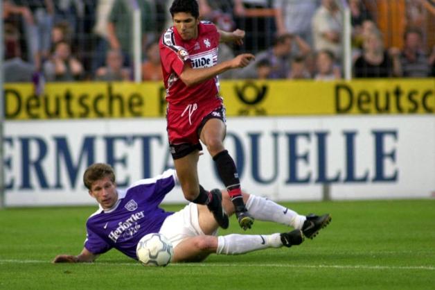 Nur in fünf Spielen der 2. Bundesliga kam Sven Teichmann in der Saison 2000/01 für den VfL Osnabrück zum Einsatz - und in diesem Pokalspiel gegen Hannover 96 (0:1). Der Innenverteidiger, der an diesem Dienstag seinen 50. Geburtstag feiert, arbeitet heute als Trainer im Nachwuchsleistungszentrum der Spvg. Unterhaching. 