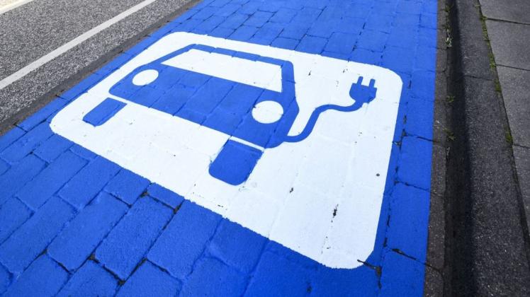 Das Schaffen von Lademöglichkeiten für Elektroautos wird vom Landkreis Emsland auch in Zukunft gefördert. Symbolfoto: imago stock & people