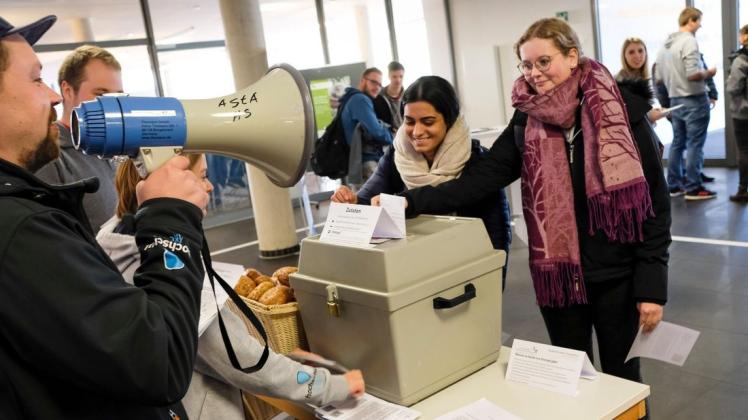 In der Mensa am Campus Westerberg sammelten Studentenvertreter am Dienstag Unterschriften für eine bessere finanzielle Ausstattung des Osnabrücker Studentenwerks durch das Land Niedersachsen. Foto: Thomas Osterfeld