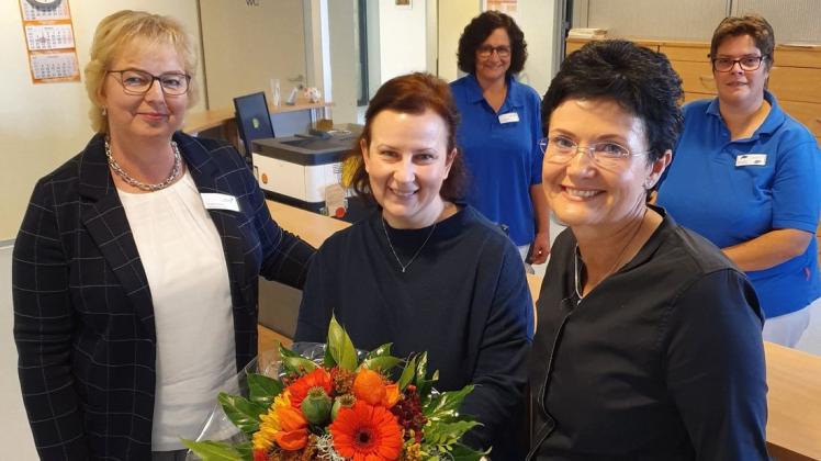 758f976952b644c72194a6a7560b1b1c.jpeg Mit Blumen hießen MVZ-Managerin Elisabeth Bröring (l.) und Hospital-Geschäftsfüherin Veronika von Manowski (r.) Lucia Lezovicova willkommen.