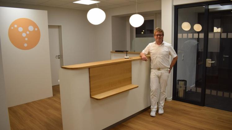 David Lauxtermann freut sich darauf, viele Patientinnen in den neuen Räumen an der Jahnstraße begrüßen zu dürfen. Foto: Michael Pohl David Lauxtermann freut sich darauf, viele Patientinnen in den neuen Räumen an der Jahnstraße begrüßen zu dürfen. Foto: Michael Pohl