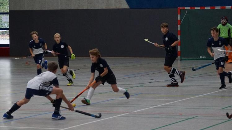 Spielte mit großem Einsatz: Das Knaben-A-Team des HC Delmenhorst (blaue Trikots) musste sich im Turnier seines Vereins dem späteren Sieger Slagelse HK aus Dänemark trotzdem geschlagen geben. 